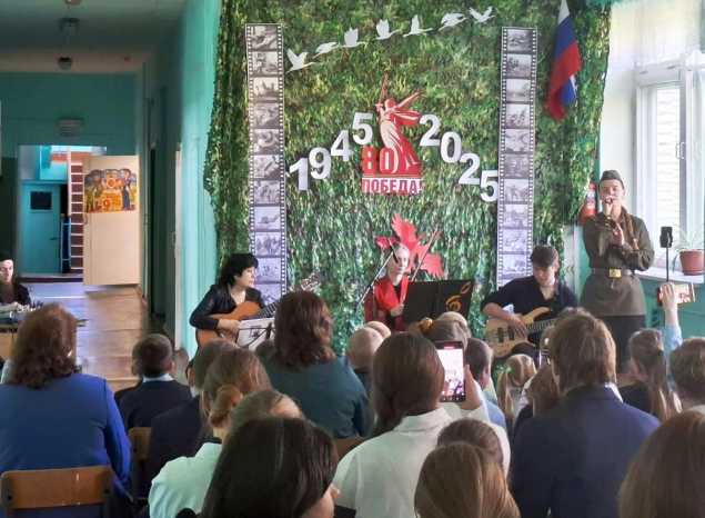 Творческий коллектив «Экспромт» выступил для  школьников с. Оленевки